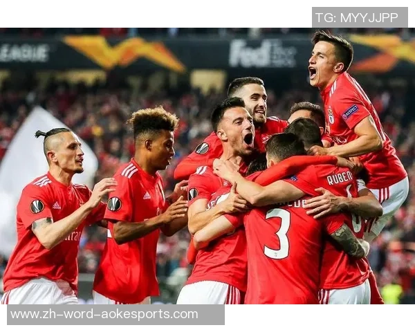 红色激情与足球梦想交织的赛场上演绎青春的热血与荣耀